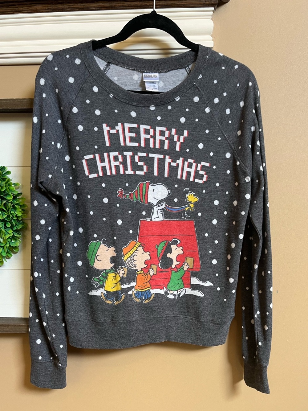 Peanuts 'Merry Christmas' Grey Juniors Sweatshirt. Large. EUC.